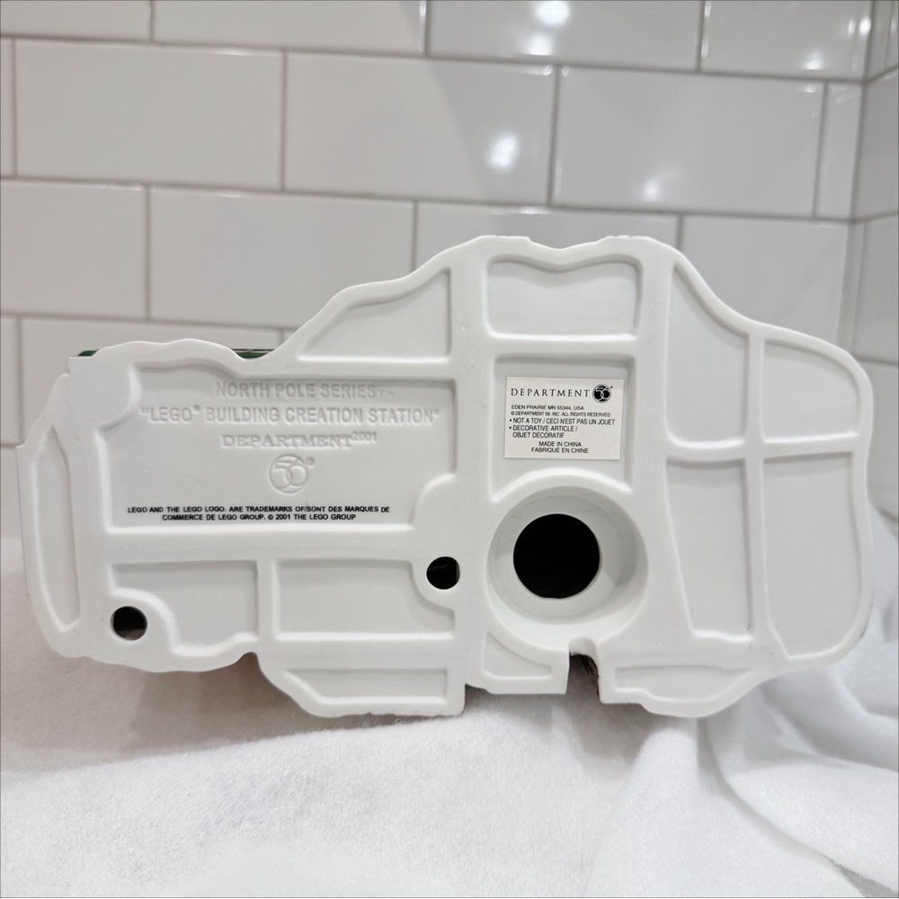 ❤️🎄❤️ Dept 56 | “LEGO Building Creation Station”| North Pole Series ❤️🎄❤️ - Picture 9 of 15